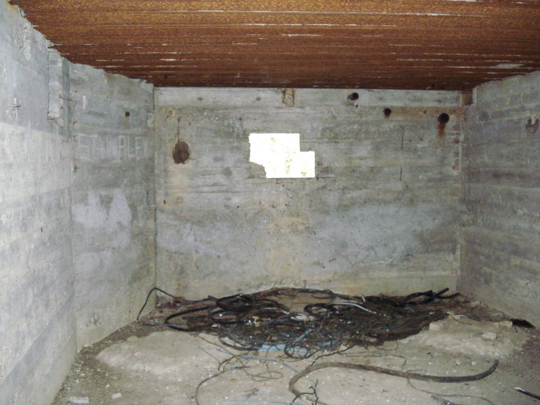 Ligne Maginot - CEZF-34  - LES TOURNILLONS - (Casemate d'infanterie - double) - Créneau vers l'ouest - R Tucker