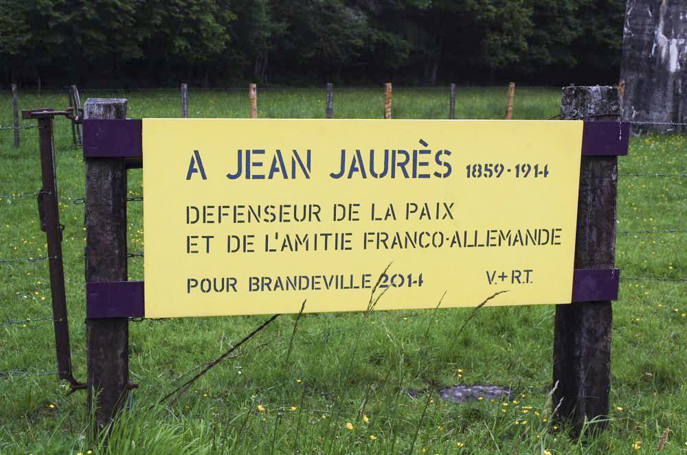 Ligne Maginot - CEZF-34  - LES TOURNILLONS - (Casemate d'infanterie - double) - Situé en bordure d'une route départementale cet ouvrage a été transformé depuis peu en un appel à 'LA PAIX' et un hommage à Monsieur JAURES. - Christian RICHON/devoitine520