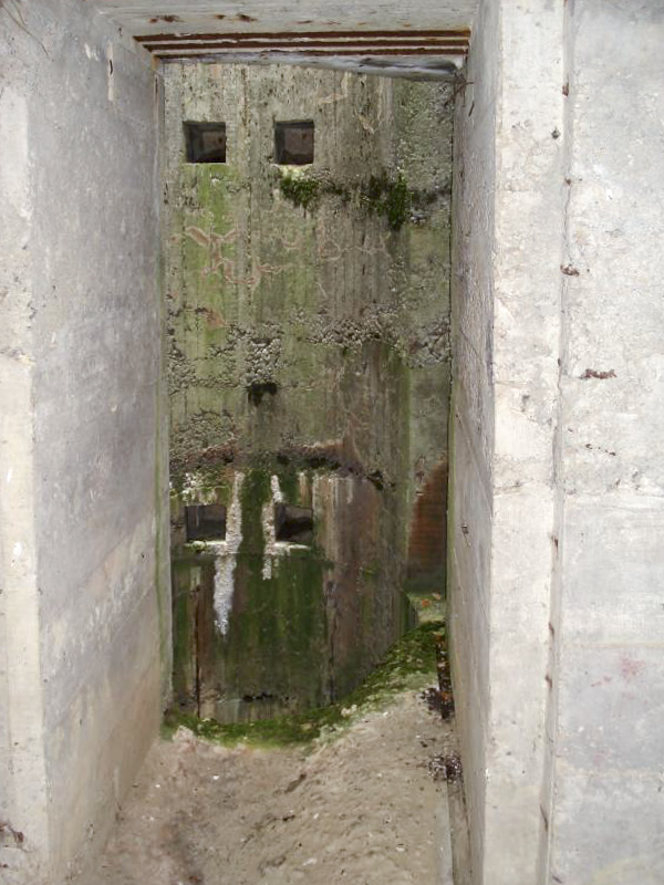 Ligne Maginot - CEZF-34  - LES TOURNILLONS - (Casemate d'infanterie - double) - Entrée vers le puit de la cloche non posée - R Tucker