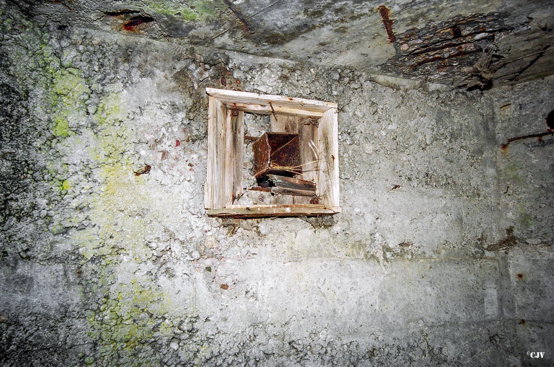 Ligne Maginot - CEZF-40 - FORET DE MANGIENNES - (Casemate d'infanterie) - Reste de la ventilation - Caspar Vermeulen