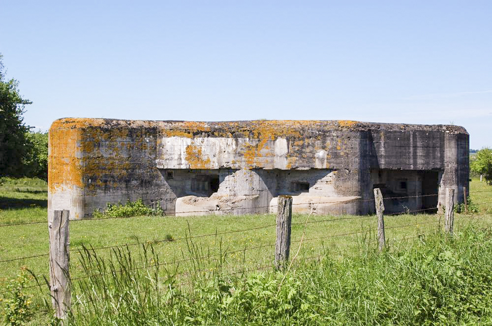 Ligne Maginot - CEZF-40 - FORET DE MANGIENNES - (Casemate d'infanterie) - L'ouvrage est situé en bordure de la D66 qui va de Mangiennes (Meuse) à Romagne sous les Cotes. L'ouvrage inachevé sert aujourd'hui de hangar pour des bovins... - Christian RICHON-Devoitine520