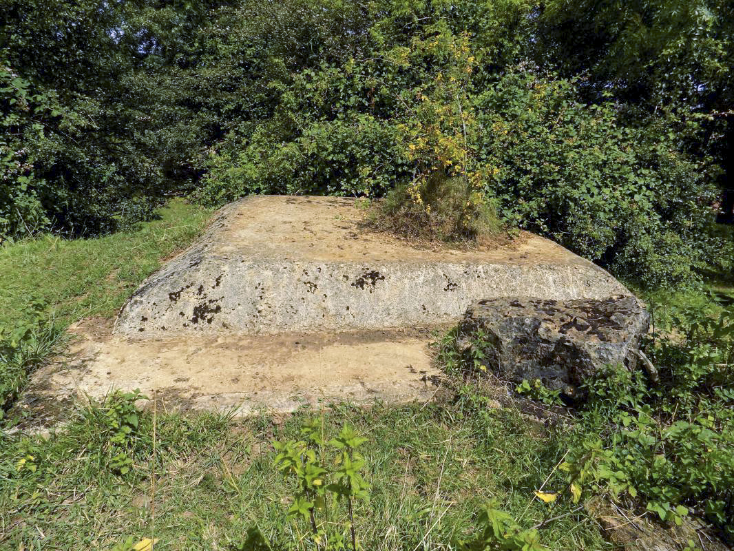 Ligne Maginot - R9 - AILLICOURT - (Blockhaus pour arme infanterie) - L'arrière. Noter la protection supplémentaire pour l'entrée. - R Tucker
