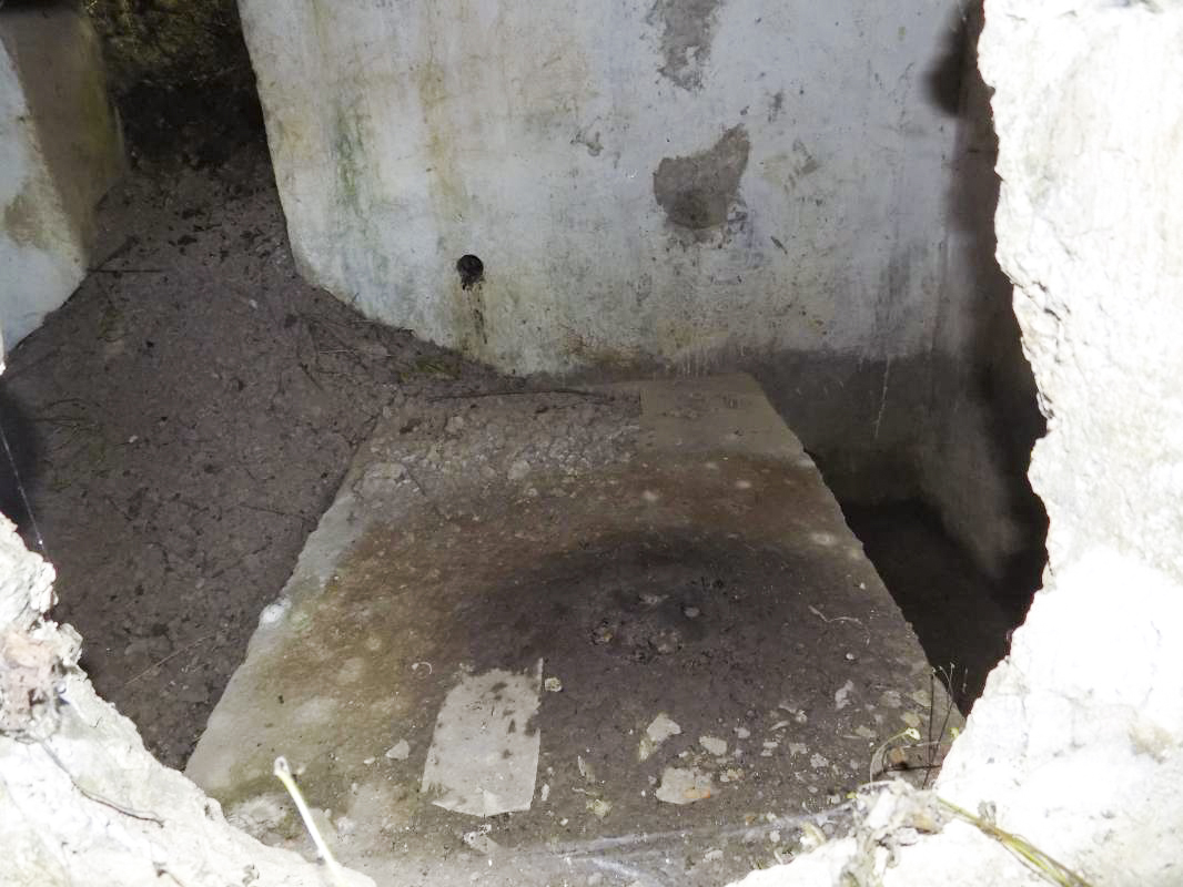 Ligne Maginot - 5 - BELLEVUE SUD - (Blockhaus pour arme infanterie) - L’intérieur, pris du créneau gauche - R Tucker
