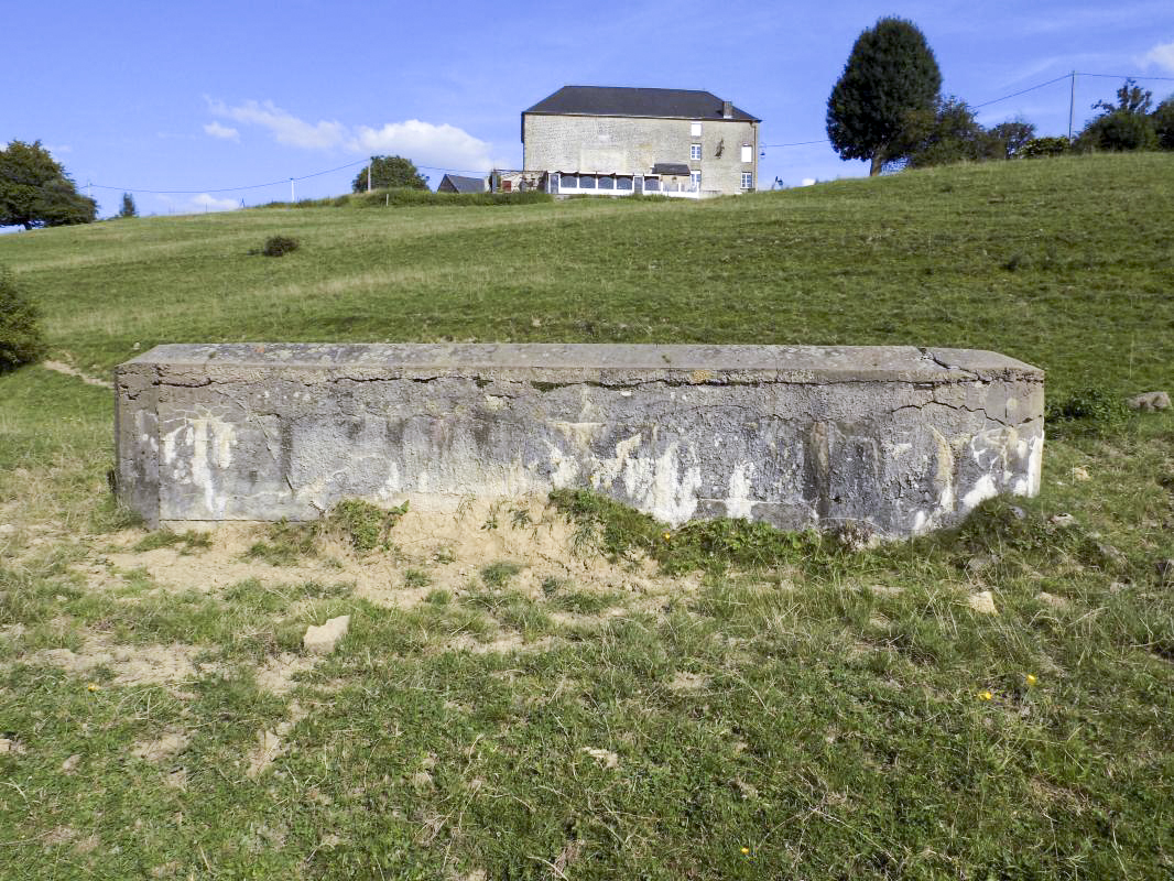 Ligne Maginot - 6 - BELLEVUE NORD - (Blockhaus pour arme infanterie) - Faces frontale avec bâtiment aux carrefour Belle Vue - R Tucker