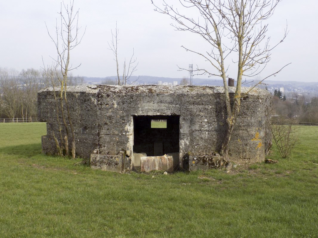 Ligne Maginot - 7TER - RESERVOIR DE FRENOIS - (Blockhaus pour canon) - Vue de l'arrière vers le nord-est; Sedan - R Tucker