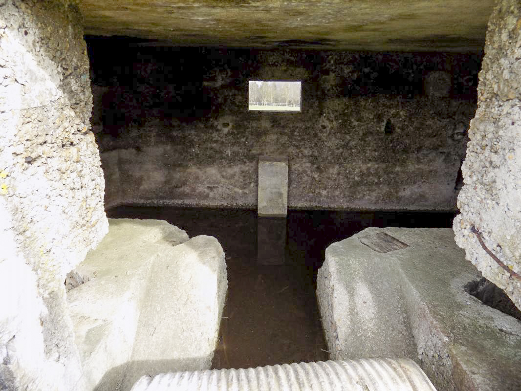 Ligne Maginot - 7TER - RESERVOIR DE FRENOIS - (Blockhaus pour canon) - Créneau central AC, vue vers le nord-est; Sedan - R Tucker