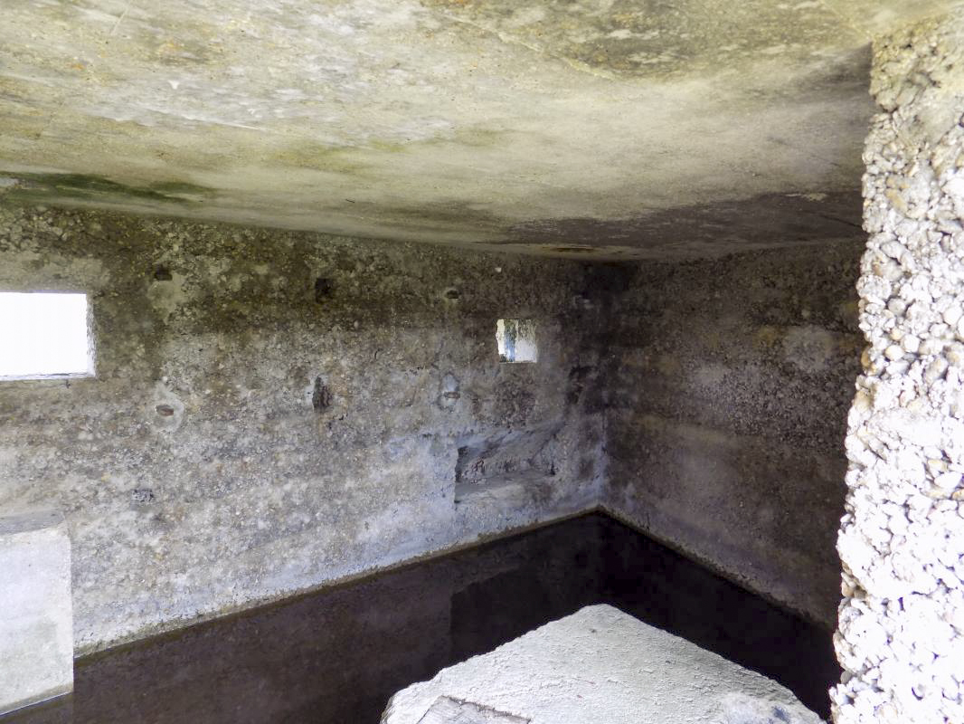 Ligne Maginot - 7TER - RESERVOIR DE FRENOIS - (Blockhaus pour canon) - Créneau Hotchkiss à droite - R Tucker