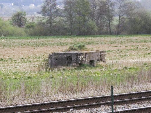 Ligne Maginot - 12 - LE PRE DE MEUSE - (Blockhaus pour arme infanterie) - Vue de l'arrière du blockhaus, avec son entrée - Inconnu