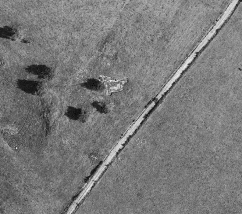 Ligne Maginot - 105 - PEPINIERE CREPLET - (Blockhaus lourd type STG / STG-FCR - Double) - Etat en 1964.
La position des ombres montre bien que la partie bétonnée est en creux par rapport au sol environnant, accréditant la thèse du radier seul. - IGN - Géoportail 1964