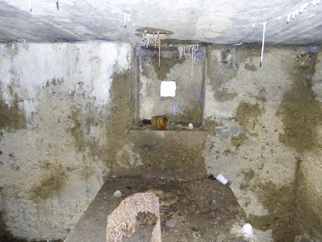 Ligne Maginot - 14 - PRE AUX PIERRES NORD - (Blockhaus pour arme infanterie) - Créneau Hotchkiss, face est - R Tucker