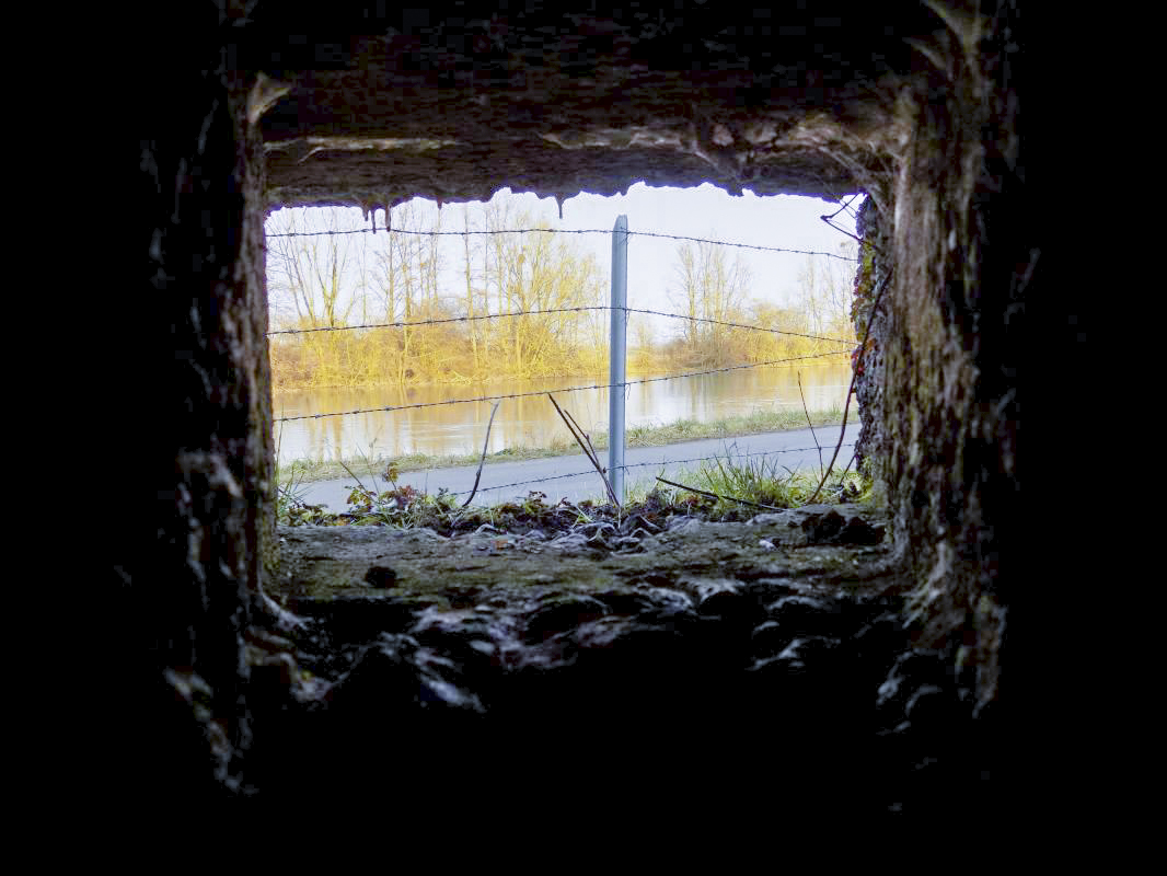 Ligne Maginot - 14 - PRE AUX PIERRES NORD - (Blockhaus pour arme infanterie) - Vue créneau Hotchkiss - R Tucker
