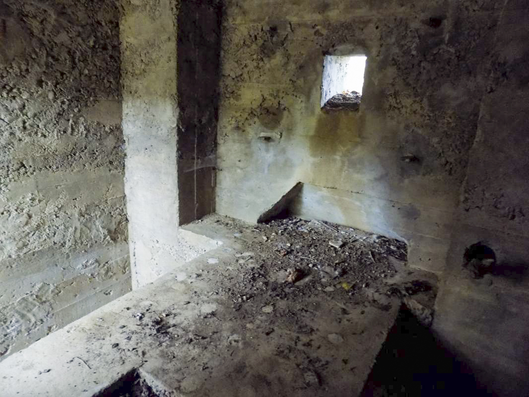 Ligne Maginot - 16 - PONT DE REMILLY - (Blockhaus pour arme infanterie) - L'interieur
Le support pour la mitrailleuse - R Tucker