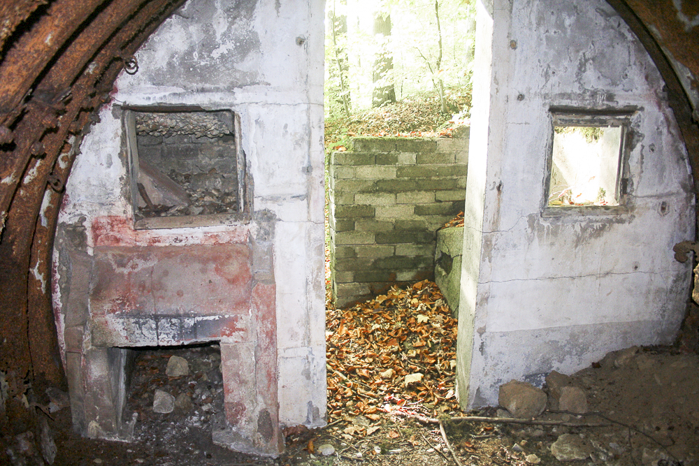 Ligne Maginot - BOIS DE LA COTE (169° RIF) - (PC de Sous-Secteur) - Dans l'une des alvéoles. Noter la cheminée peinte en rouge - Michel Teiten