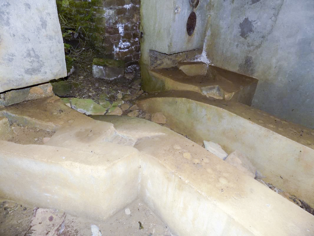 Ligne Maginot - 31A - LIPHE - (Blockhaus pour canon) - Le socle du canon permet d'utiliser indifféremment un canon de 25mm ou de 37mm, deux positions sont prévues pour les bêches de l'arme. - R Tucker