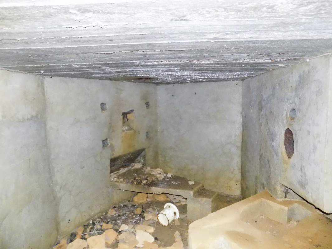 Ligne Maginot - 31A - LIPHE - (Blockhaus pour canon) - Face frontale droite, créneau Hotchkiss - R Tucker