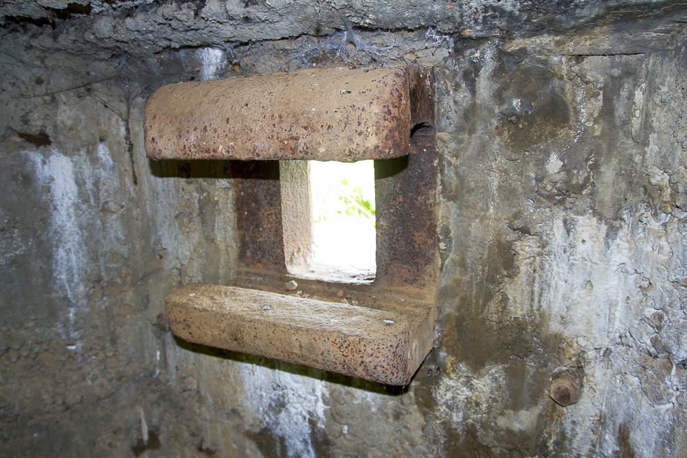 Ligne Maginot - CB337 - GRAND LOT NORD - (Blockhaus pour arme infanterie) - Trémie du créneau mitrailleuse - Michel Teiten