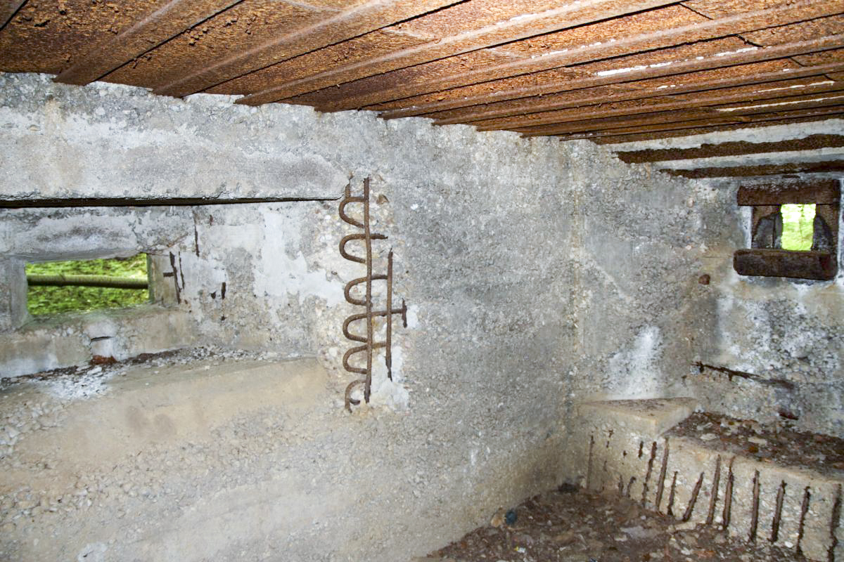 Ligne Maginot - CB337 - GRAND LOT NORD - (Blockhaus pour arme infanterie) - Vue intérieure des deux créneaux du blockhaus dont celui de défense rapprochée à gauche. - Michel Teiten