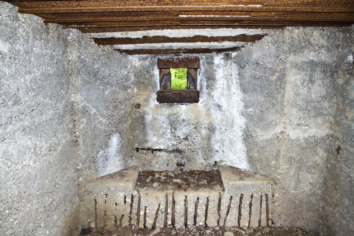Ligne Maginot - CB337 - GRAND LOT NORD - (Blockhaus pour arme infanterie) - Vue intérieure du créneau pour mitrailleuse. Le blockhaus ne semble pas complètement achevé - Michel Teiten