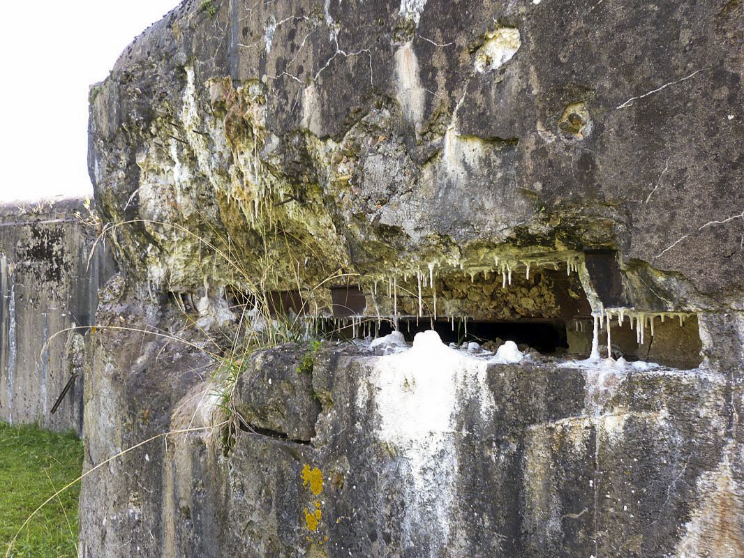 Ligne Maginot - 101 - PAQUIS DES CAILLES - (Blockhaus lourd type STG / STG-FCR - Double) - Le créneau d'observation endommagé - JMBrams