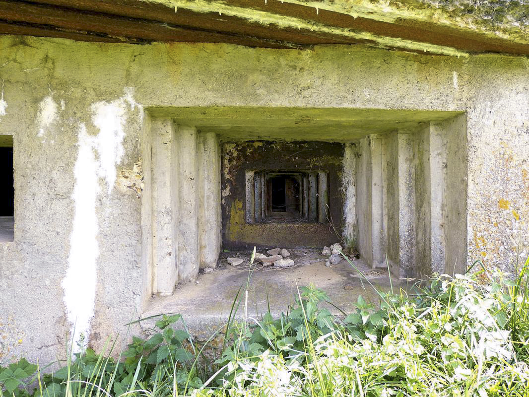 Ligne Maginot - 101 - PAQUIS DES CAILLES - (Blockhaus lourd type STG / STG-FCR - Double) - L'un des créneaux pour mitrailleuse muni de sa trémie - JMBrams