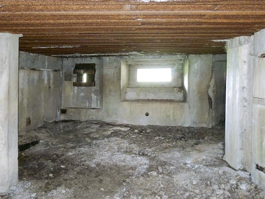 Ligne Maginot - 101 - PAQUIS DES CAILLES - (Blockhaus lourd type STG / STG-FCR - Double) - L'une des chambres de tir, les créneaux pour canon et mitrailleuse - JMBrams