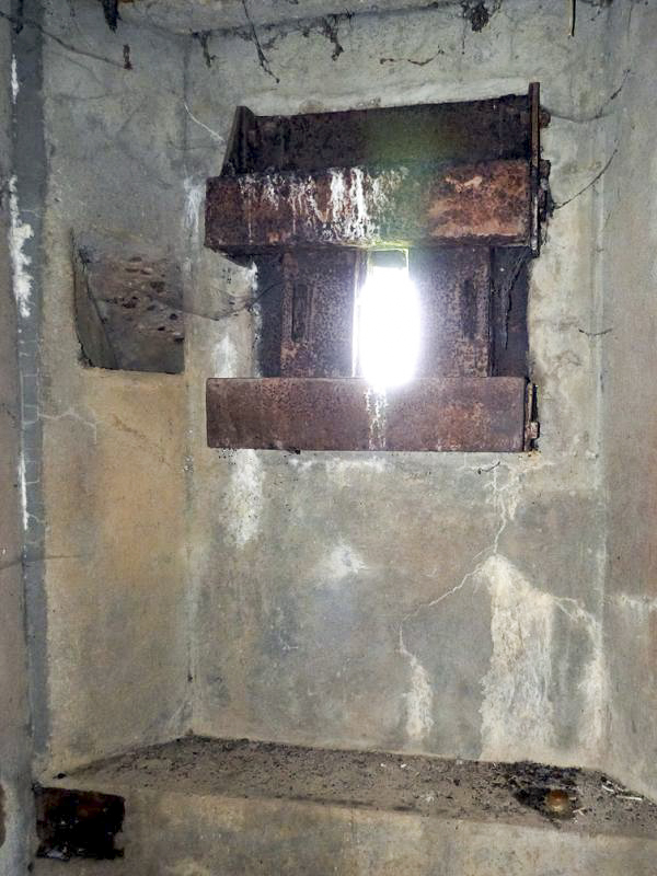 Ligne Maginot - 101 - PAQUIS DES CAILLES - (Blockhaus lourd type STG / STG-FCR - Double) - La trémie équipant le créneau pour mitrailleuse - JMBrams
