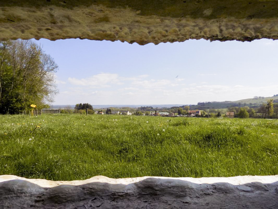 Ligne Maginot - 202 - LA NIVRAGNE EST - (Blockhaus pour canon) - Vue du créneau AC vers le nord-est, Pont à Bar - R Tucker