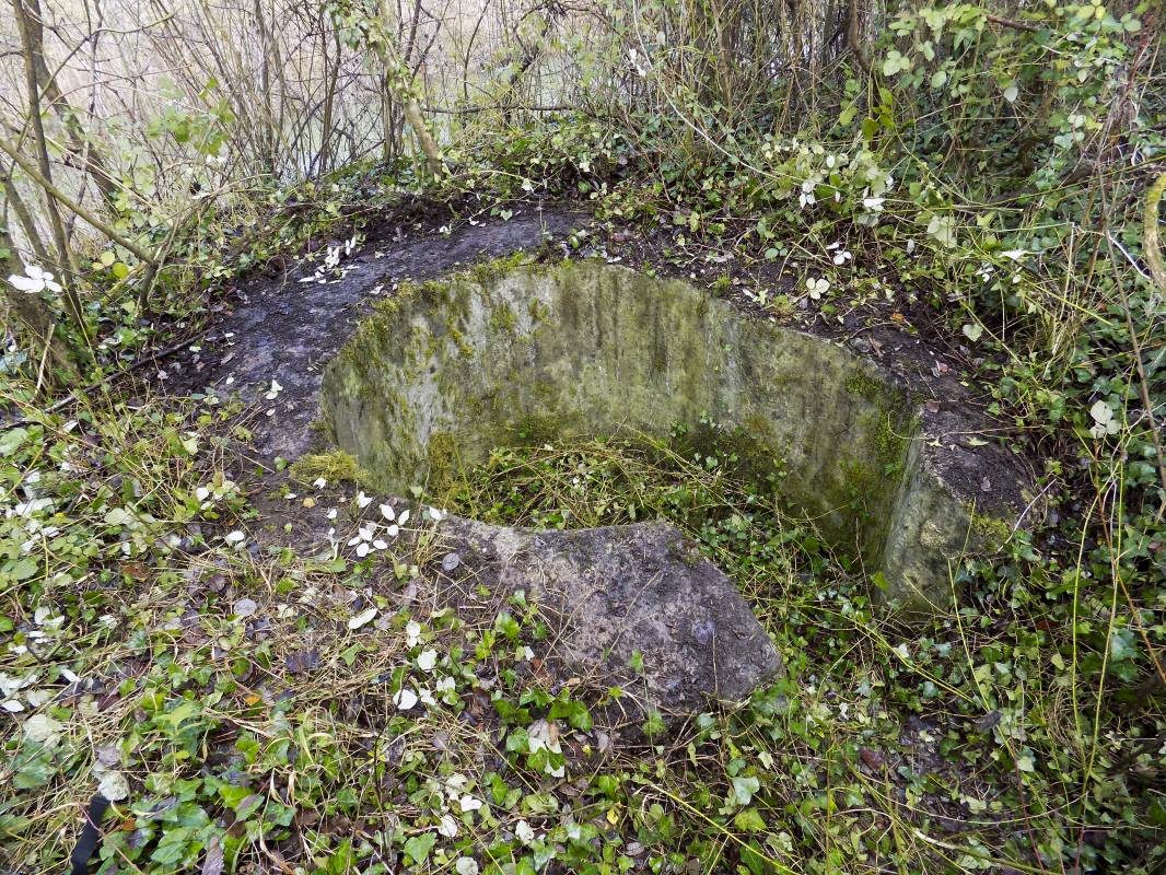 Ligne Maginot - T1 - ECLUSE DE VILLETTE - (Cuve pour arme d'infanterie) - Vers le nord, canal en bas à l'arrière plan - R Tucker