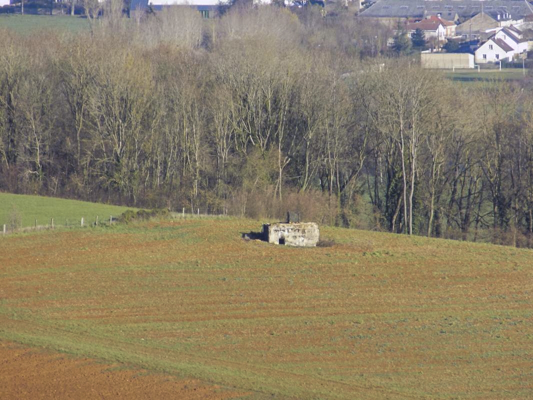 Ligne Maginot - 222 - SAURETERRE OUEST - (Blockhaus pour canon) - Pris du cimetière français, vers Balan - R Tucker