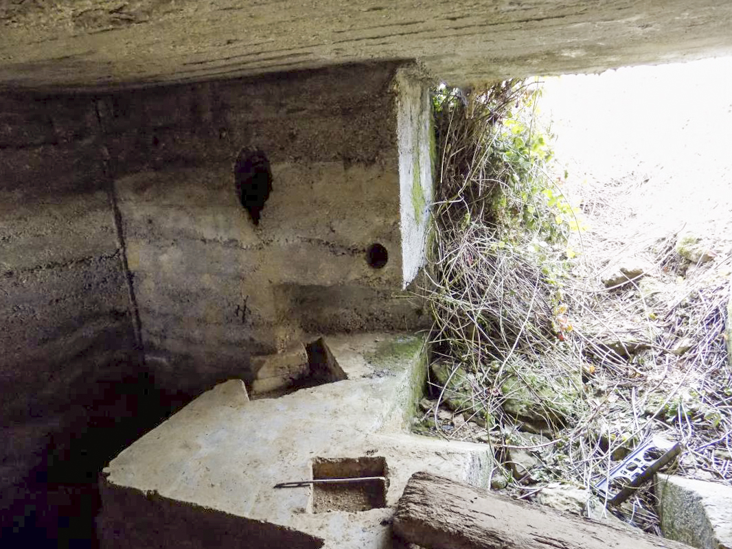 Ligne Maginot - F - LA MACHERE - (Blockhaus pour canon) - L'entrée avec position pour pieds AC de 25mm ou 37mm - R Tucker