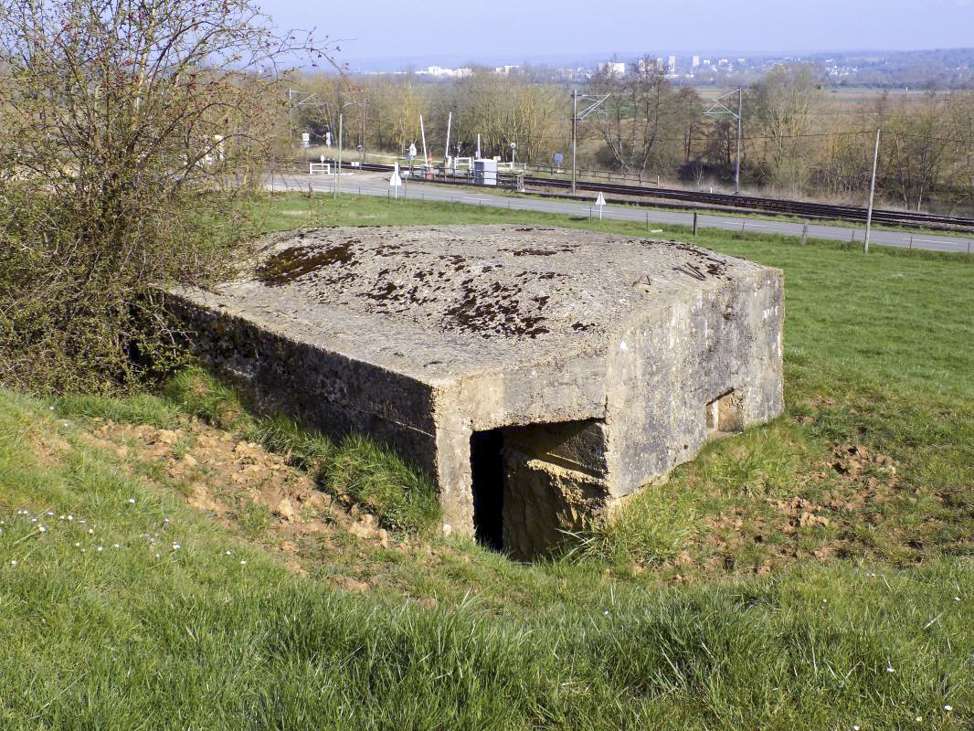 Ligne Maginot - C - CHATEAU DU LIRRY - (Blockhaus pour arme infanterie) - Face droite, l'entrée droite et créneau - R Tucker