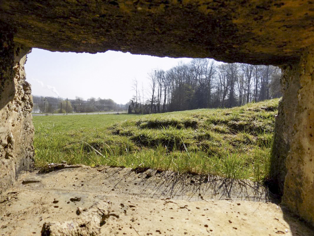 Ligne Maginot - C - CHATEAU DU LIRRY - (Blockhaus pour arme infanterie) - Vue vers l'est - R Tucker