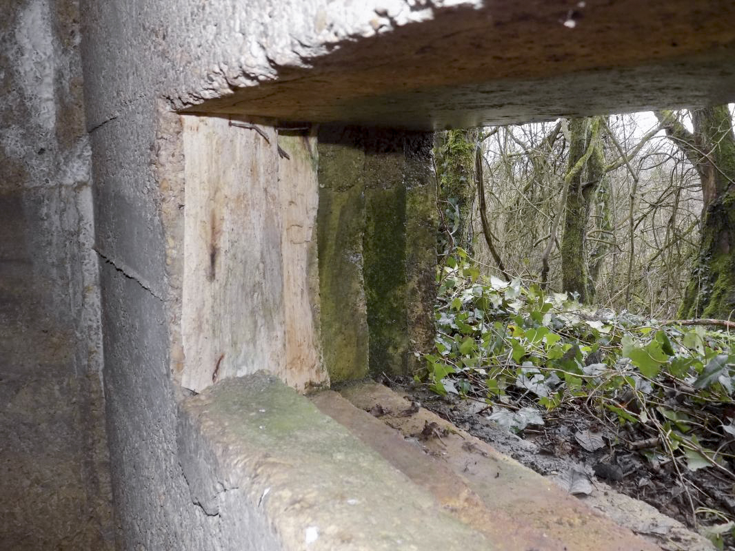 Ligne Maginot - E - CÔTE DU RÛ SUD - (Blockhaus pour arme infanterie) - Vue rapprochée interne du créneau frontal avec les restes de coffrage en  bois et des ajouts horizontaux en béton. - Richard TUCKER