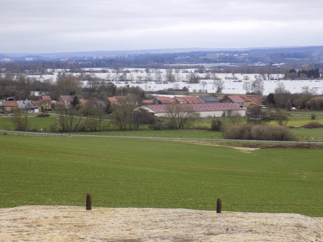 Ligne Maginot - P5 - PORTE DE GARDE - (Blockhaus pour arme infanterie) - Vue frontale vers Petit Remilly - R Tucker