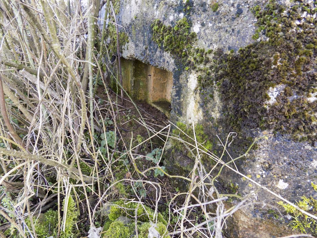 Ligne Maginot - R2 - RESERVOIR DU PAQUIS CENTRE - (Blockhaus pour arme infanterie) - Créneau face est - R Tucker