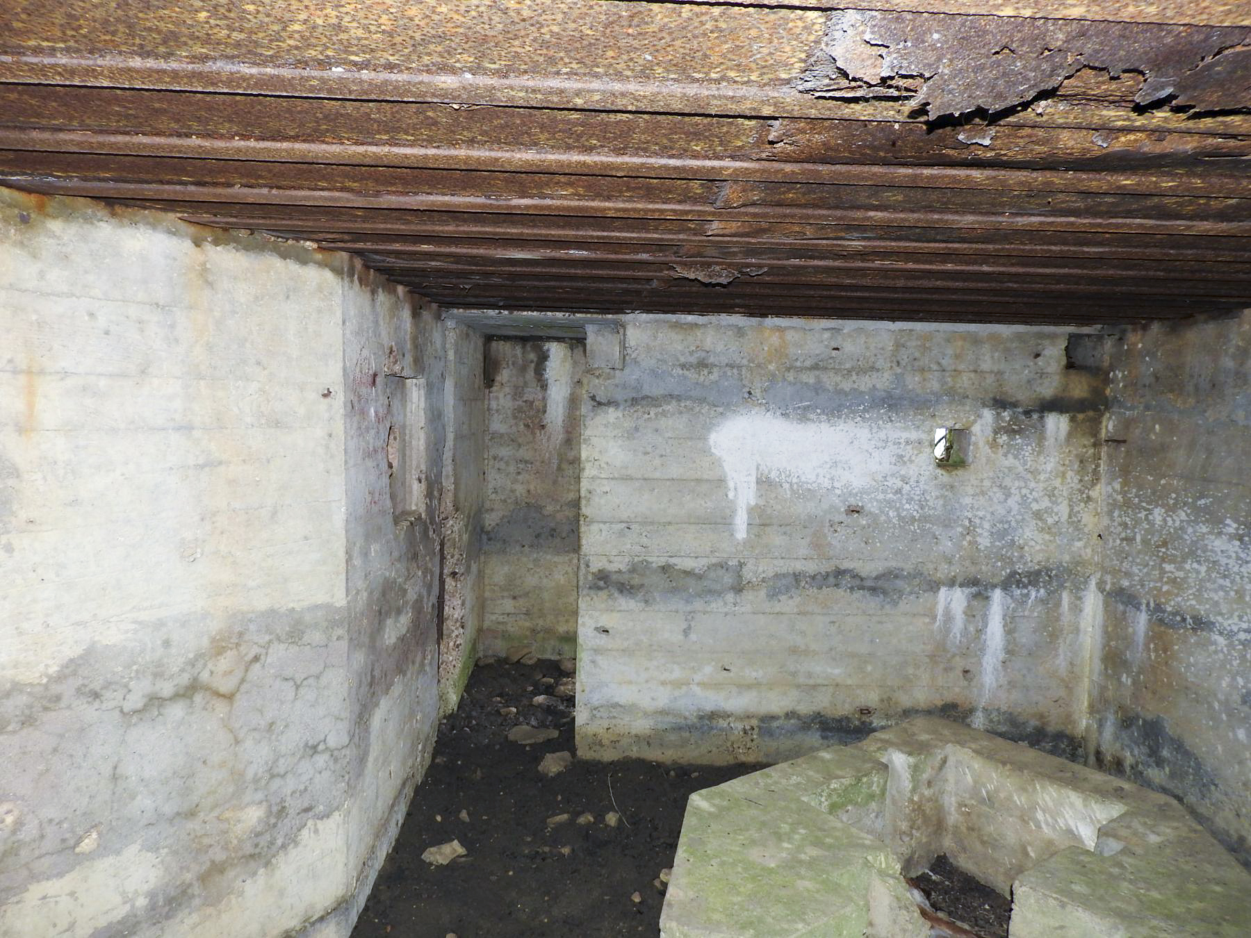 Ligne Maginot - LANTZWILLER - (Blockhaus pour canon) - L'entrée hommes et le créneau pour FM au fond. - STENGER Mathieu