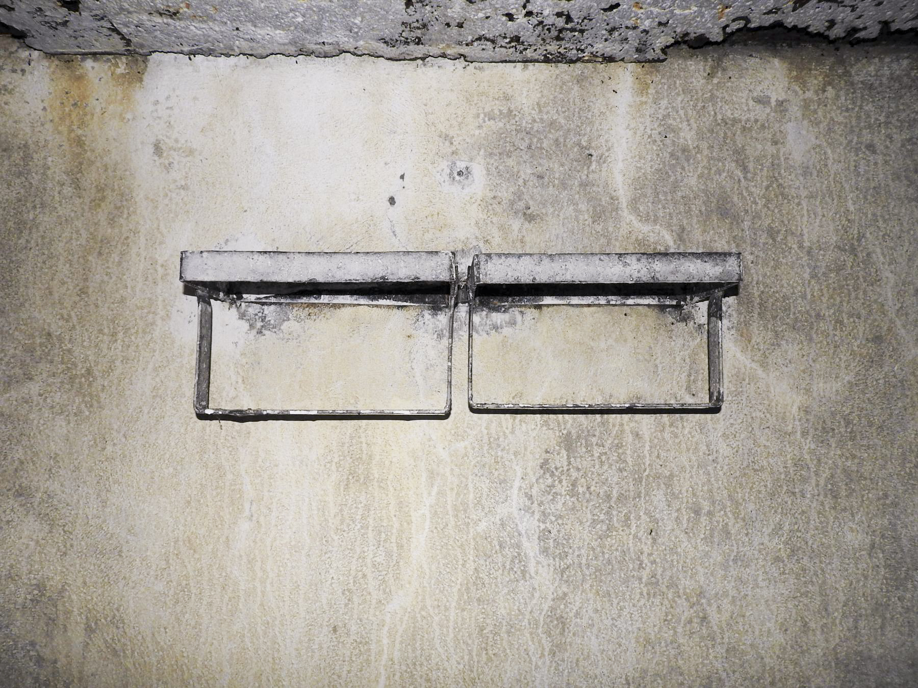 Ligne Maginot - FERME DE MOHRENHOF (166° RIF) - (PC de Sous-Secteur) - Les supports pour les piles. - STENGER Mathieu