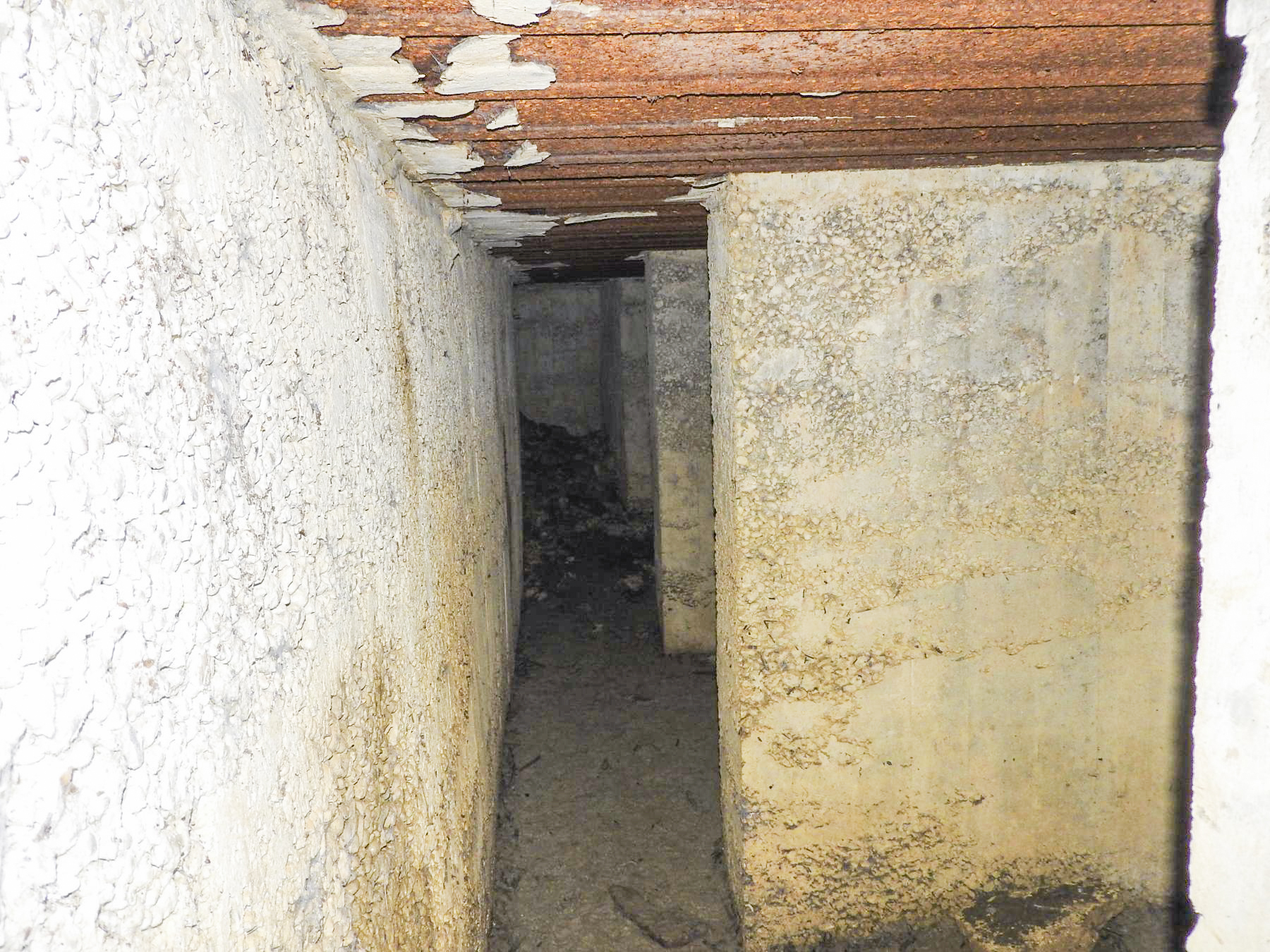 Ligne Maginot - KIBREN - (Abri) - Le couloir intérieur avec la deuxième entrée remblayée au fond. - STENGER Mathieu