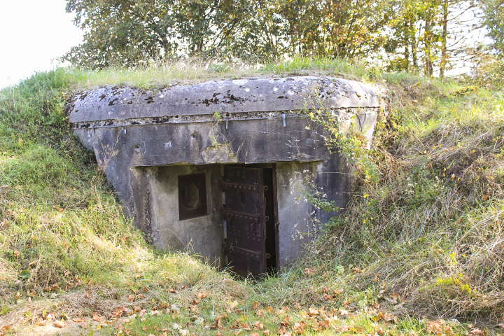 Ligne Maginot - R4B - USINE ELECTRIQUE - (Blockhaus pour arme infanterie) - L'entrée du bloc....celui ci se trouve bien sur un terrain privé - jin jac