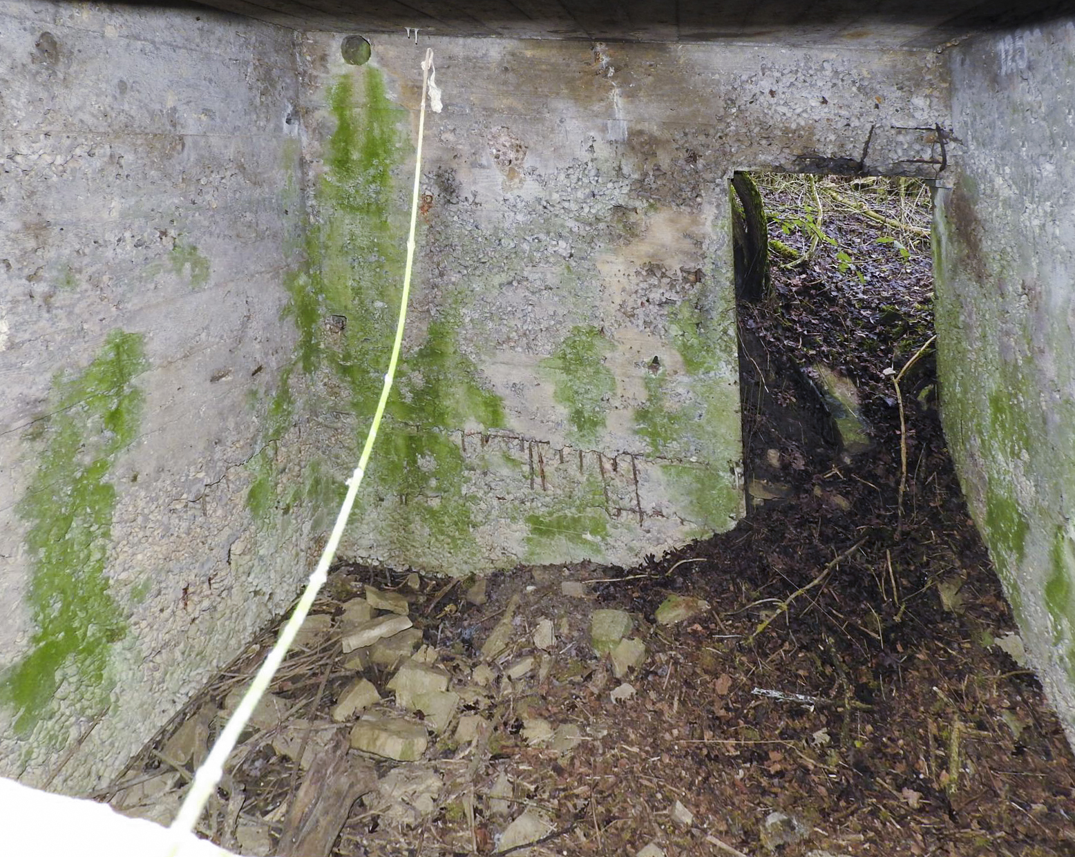 Ligne Maginot - SALWALD 5 - (Blockhaus pour arme infanterie) - L'intérieur vu depuis le créneau. - STENGER Mathieu