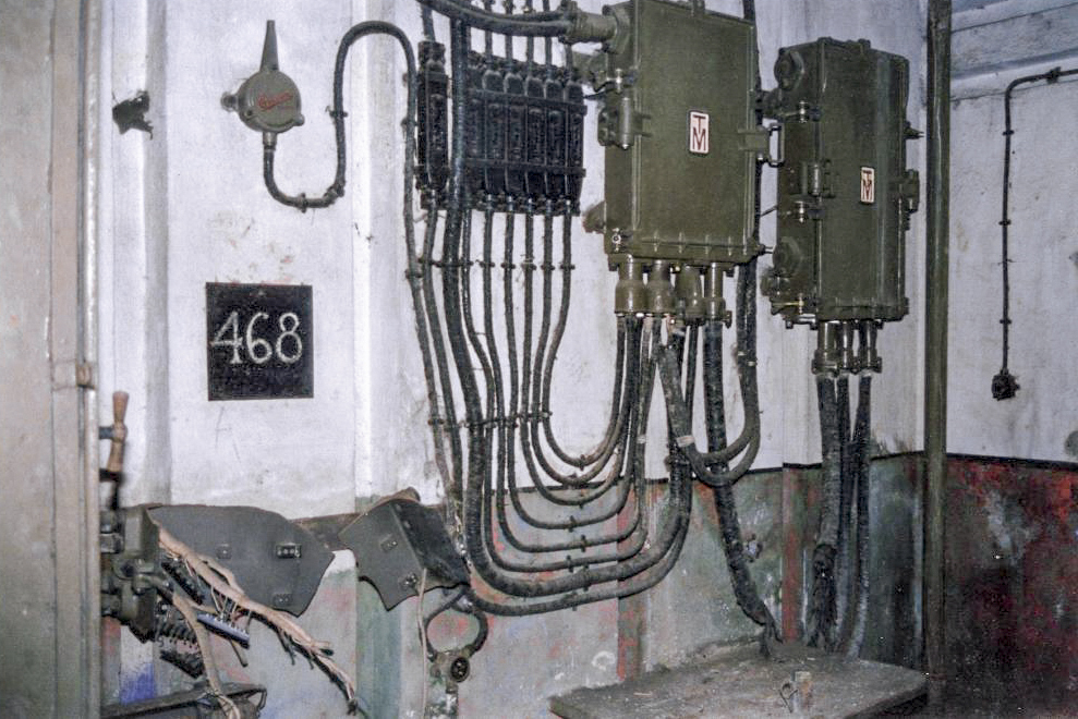 Ligne Maginot - HETTANGE GRANDE - X8 (QUARTIER ROUSSY - III/168°RIF) - (Abri) - Le central téléphonique de l'abri 
Photo prise au début des années 2000. - Pascal LAMBERT