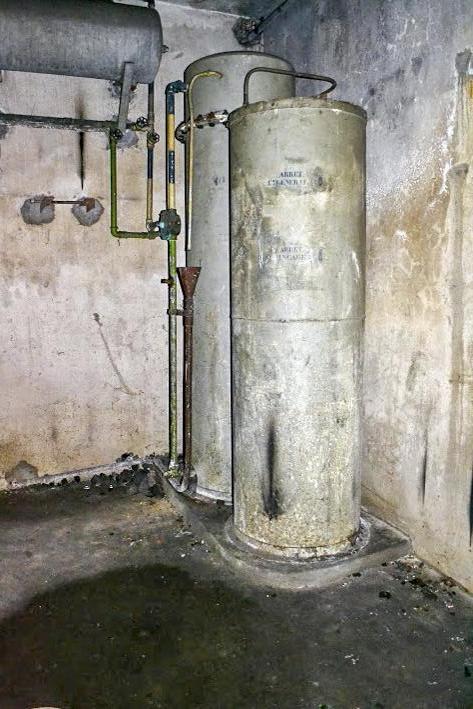 Ligne Maginot - HETTANGE GRANDE - X8 (QUARTIER ROUSSY - III/168°RIF) - (Abri) - Adoucisseur Zerhyd avec son bac à sel à l'avant plan - PAVEL Jan