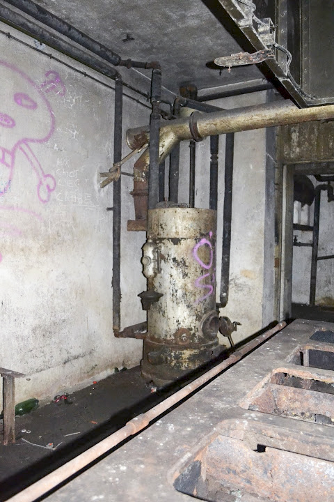 Ligne Maginot - HETTANGE GRANDE - X8 (QUARTIER ROUSSY - III/168°RIF) - (Abri) - La cuisine ,
La chaudière vapeur - PAVEL Jan