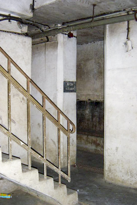 Ligne Maginot - HETTANGE GRANDE - X8 (QUARTIER ROUSSY - III/168°RIF) - (Abri) - Lavabos à l'étage inférieur et escalier de communication entre les deux étages - Michel Teiten