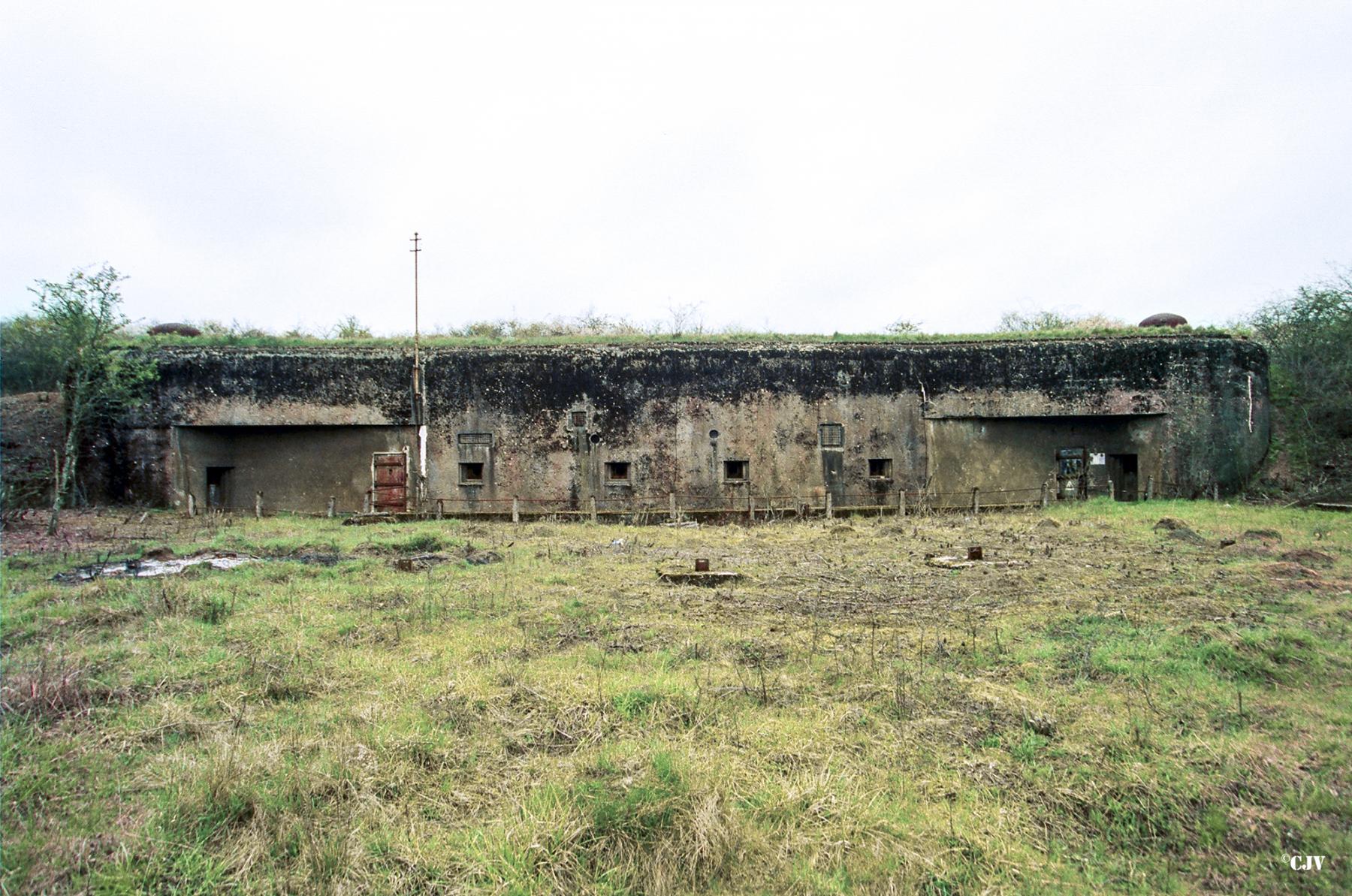 Ligne Maginot - HETTANGE GRANDE - X8 (QUARTIER ROUSSY - III/168°RIF) - (Abri) - Vue de la façade de l'abri - Lia VERMEULEN