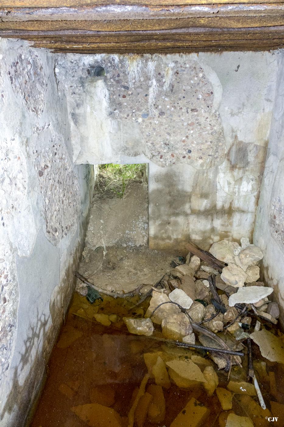 Ligne Maginot - M28 - HOLVING SUD 2 - (Blockhaus pour arme infanterie) - L'intérieur vu par le créneau - Lia VERMEULEN