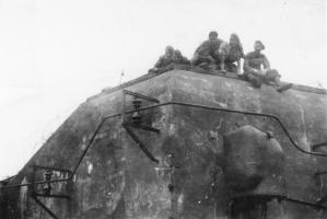 Ligne Maginot - EINSELING - A36 - (Ouvrage d'infanterie) - Détail de l'antenne TSF décalée suite à la pose du projecteur blindé
Noter le déplacement de la potence d'angle supportant les isolateurs de l'antenne