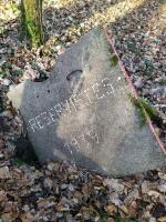 Ligne Maginot - MEMMELSHOFFEN (22° RIF) - (PC de Sous-Secteur) - Plaque d'égout avec inscription en cailloux.
Etat 2022. Prête à être écrasée lors du débardage en cours...