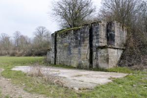 Ligne Maginot - HERBITZHEIM BARRAGE - (Inondation défensive) - Parois latérale
Les coulisses ménagées dans les parois latérales pouvaient recevoir des madriers empilés horizontalement afin de former une bouchure