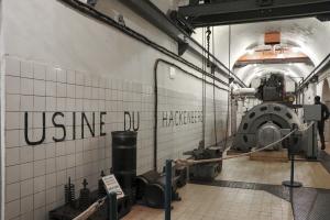 Ligne Maginot - HACKENBERG - A19 - (Ouvrage d'artillerie) - L'usine du Hackenberg (4x SGCM GVU42 de 350 chevaux) avec l'inscription attenante sur le carrelage.